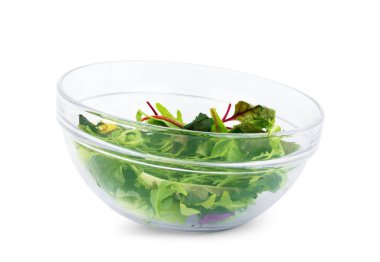 Beyaz arka planda cam tabakta taze salata