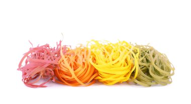 Beyaz arka planda çok renkli makarna tagliatelle