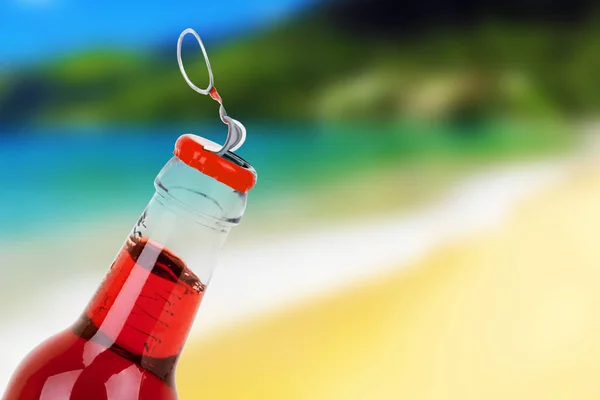 Bottiglia di bibita dolce sulla spiaggia — Foto Stock
