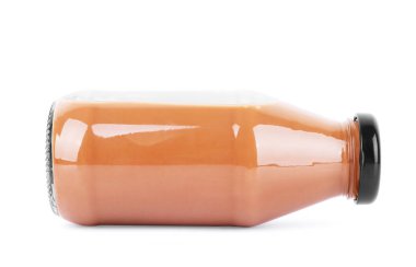 Beyaz arka plan üzerinde cam şişe içinde Kakao