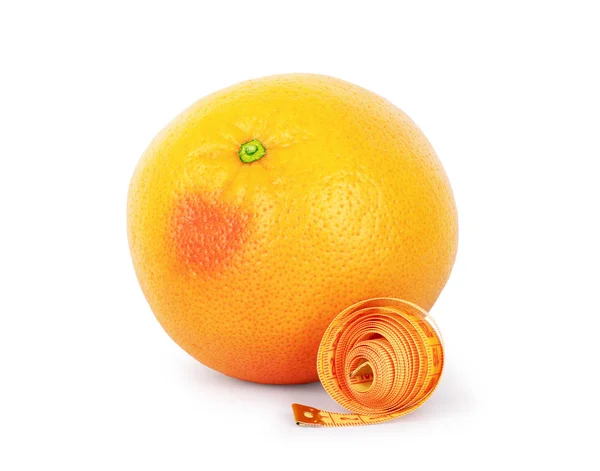Grapefruit en het meten van centimeter op een witte achtergrond — Stockfoto