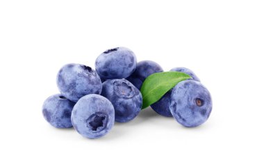 Beyaz arka plan üzerinde izole yaprakları ile taze yaban mersini