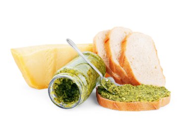 Pesto sosu, parmesan peyniri ve beyaz arka plan üzerinde ekmek