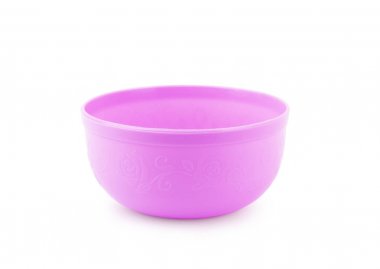 Beyaz arka plan üzerinde renkli kaseler