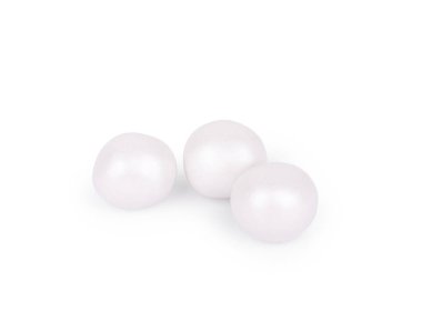 Beyaz bir arka planda bir sır üç fındık