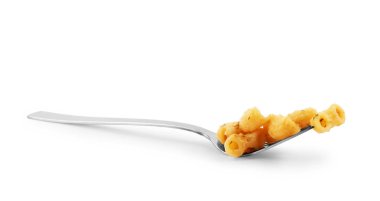 Çatal beyaz zemin üzerine lezzetli makarna ile