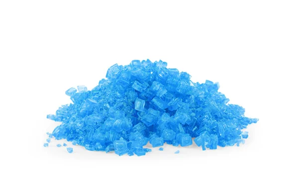 Cristal cultivado de sal de color azul aislado sobre el respaldo blanco —  Fotos de Stock