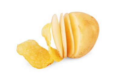 Beyaz arka planda izole edilmiş patates cipsi dilimleri.
