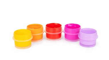 Beyaz arka plan üzerinde kavanozlarda boya