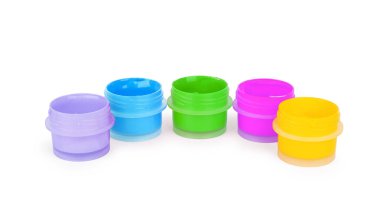 Beyaz arka plan üzerinde kavanozlarda boya