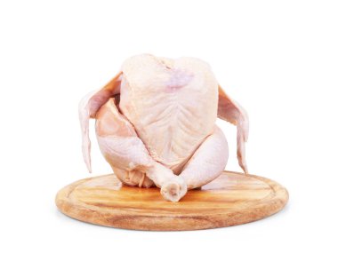 Beyaz arka planda ahşap bir tabak üzerinde çiğ tavuk karkas