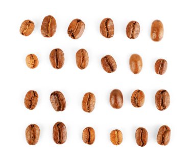 Kahve çekirdekleri üzerine beyaz izole topluluğu