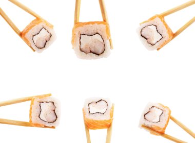 Beyaz arka plan üzerinde yemek çubukları ile suşi seti