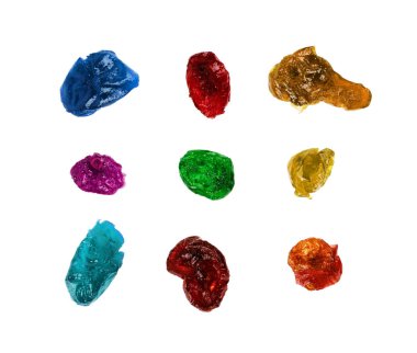 Beyaz arka planda kurutulmuş kızılcık seti.