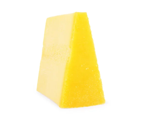 Um pedaço de queijo parmesão sobre um fundo branco — Fotografia de Stock