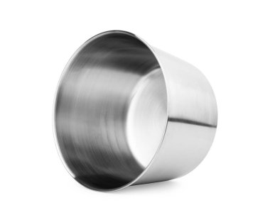 Mutfak paslanmaz çelik kaseyi karıştırıyor. Beyaz arka planda izole edilmiş.