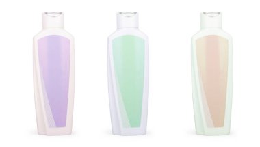 Beyaz arka planda şampuan şişeleri