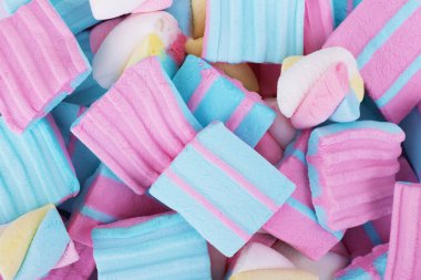 Beyaz arka planda marshmallow besin çekimi