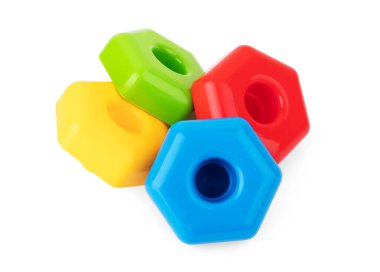 Oyuncak arka planda oyuncak ayılar ve renkli bloklar.