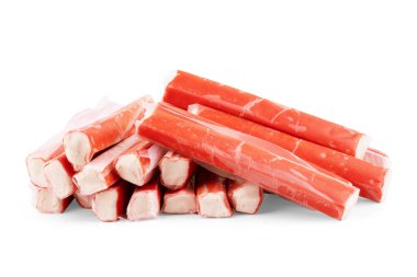 Yengeç çubukları grubu ve roka yaprağı beyaz arkaplanda izole