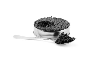 Beyaz arka planda gümüş kasede siyah havyar.