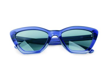 Beyaz arkaplanda izole edilmiş şık siyah güneş gözlükleri