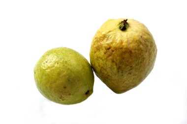 Beyaz arkaplanda taze guava