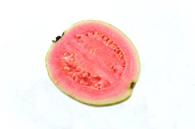 Beyaz arkaplanda taze guava