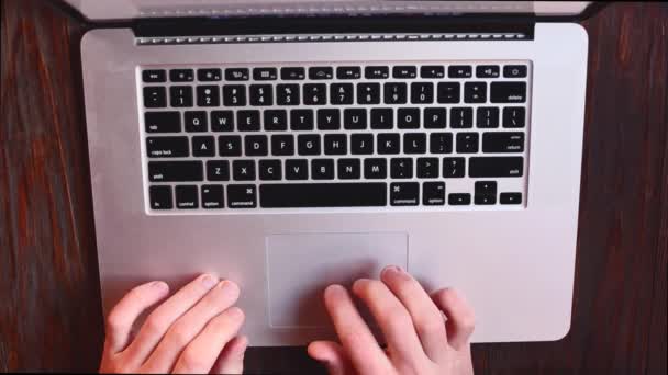 Człowiek pracuje pisania na klawiaturze komputera przenośnego użycia — Wideo stockowe