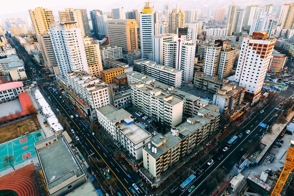 Modern şehir kavşak yakınındaki dağlar, Lanzhou, Çin