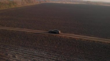 Tozlu alan yolda 4k havadan görünümü spor araba sürmek