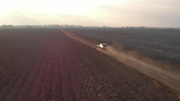 4k vista aérea passeios de carro esporte na estrada de campo empoeirado — Vídeo de Stock