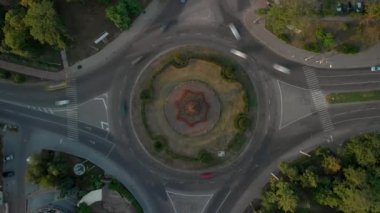 Dairesel arabalar ile yolun 4k havadan görünüm timelapse. 