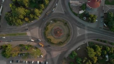 Dairesel arabalar ile yolun 4k havadan görünümü