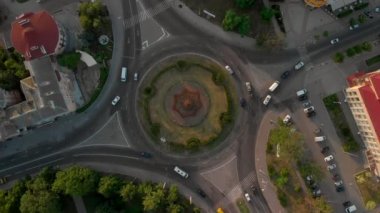 Dairesel arabalar ile yolun 4k havadan görünümü