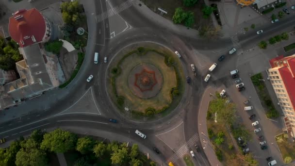 4K εναέρια θέα του δρόμου με κυκλικά αυτοκίνητα — Αρχείο Βίντεο