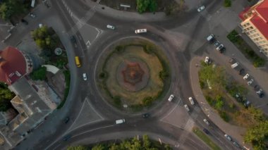 Dairesel arabalar ile yolun 4k havadan görünümü
