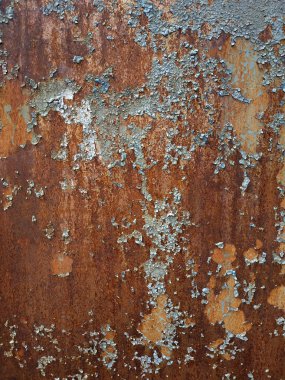 Aşınmış metal zemin. Paslı metal arka planda pas izleri var. Pas lekeleri. Rystycorrosion.