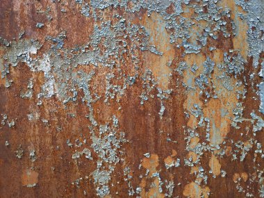 Aşınmış metal zemin. Paslı metal arka planda pas izleri var. Pas lekeleri. Rystycorrosion.