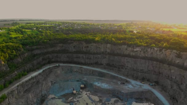 Vue aérienne par drone de la carrière en Europe, carrière de pierre concassée au coucher du soleil en été — Video