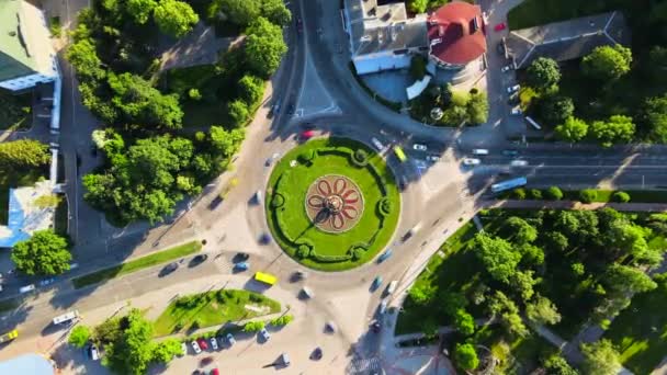 Luchtfoto tijdspanne van rotonde weg met cirkelvormige auto 's in kleine Europese stad op zonnige zomerdag — Stockvideo