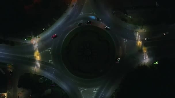 Εναέρια άποψη timelapse της κυκλικής οδού με κυκλικά αυτοκίνητα τη νύχτα σε μικρή ευρωπαϊκή πόλη — Αρχείο Βίντεο