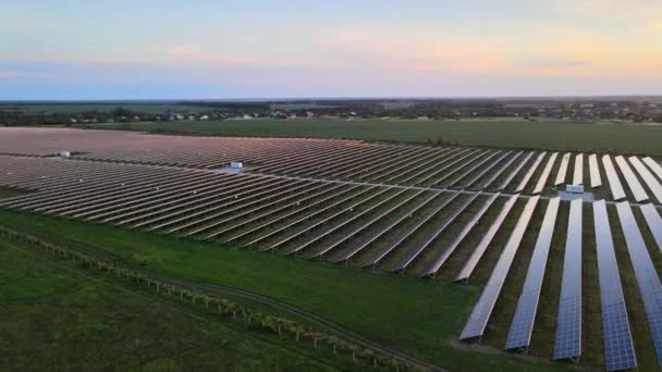 밝은 여름 일몰 때 태양 농장에서 대형 태양 전 지판을 공중에서 볼 수있다. 태양 전지 발전소. 동영상 4k. — 비디오