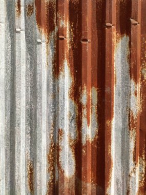 Aşınmış metal zemin. Paslı, gri, tırtıklı metal bir duvar. Paslı metal arka planda pas izleri var. Pas lekeleri. Metal yüzey paslanmış lekeler. Rystycorrosion.