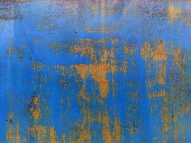 Aşınmış metal zemin. Paslı mavi boyanmış metal duvar. Paslı metal arka planda pas izleri var. Pas lekeleri. Metal yüzey paslanmış lekeler. Rystycorrosion.