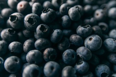 Ormanda toplanmış bir sürü yabanmersini. Seçici odaklı yaz meyveleri ile arkaplan dokusunu kapat