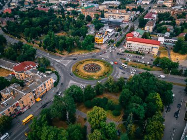 Avrupa 'nın küçük bir şehrinde yaz öğleden sonra Ukrayna' nın Ukrayna 'nın başkenti Kyiv' de yuvarlak araçlı yol manzarası