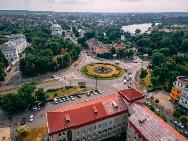 Avrupa 'nın küçük bir şehrinde yaz öğleden sonra Ukrayna' nın Ukrayna 'nın başkenti Kyiv' de yuvarlak araçlı yol manzarası