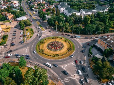 Avrupa 'nın küçük bir şehrinde yaz öğleden sonra Ukrayna' nın Ukrayna 'nın başkenti Kyiv' de yuvarlak araçlı yol manzarası