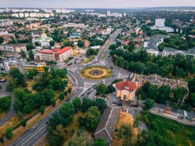 Avrupa 'nın küçük bir şehrinde yaz öğleden sonra Ukrayna' nın Ukrayna 'nın başkenti Kyiv' de yuvarlak araçlı yol manzarası